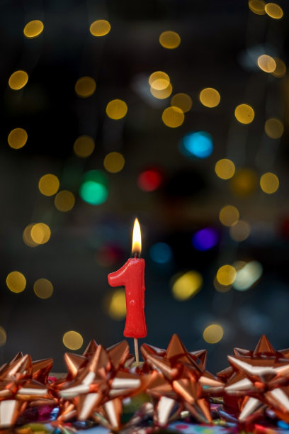 第一条生日或周年纪念日的快乐贺卡。这张图片是一系列不同数字燃烧蜡烛的照片的一部分，从1到100图片下载