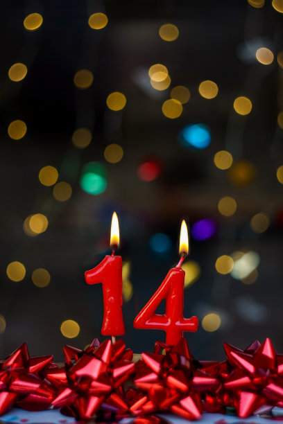第14张生日或周年纪念日的快乐贺卡。这张图片是一系列不同数字燃烧蜡烛的照片的一部分，从1到100图片下载