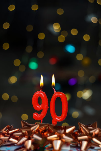 第90张生日或周年纪念的快乐贺卡。这张图片是一系列不同数字燃烧蜡烛的照片的一部分，从1到100图片下载