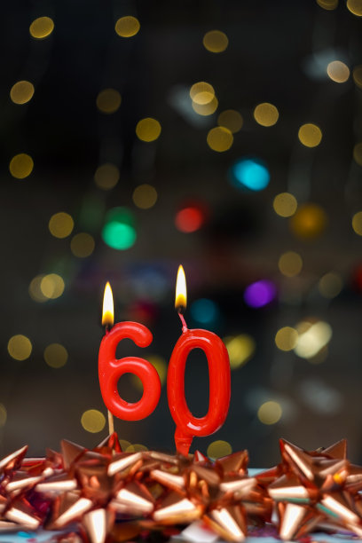 第60张生日或周年纪念时寄给你快乐的贺卡。这张图片是一系列不同数字燃烧蜡烛的照片的一部分，从1到100图片下载