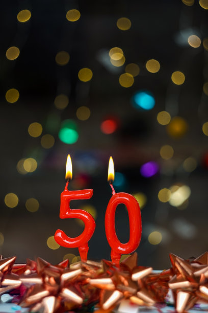 第50张生日或周年纪念的快乐贺卡。这张图片是一系列不同数字燃烧蜡烛的照片的一部分，从1到100图片下载