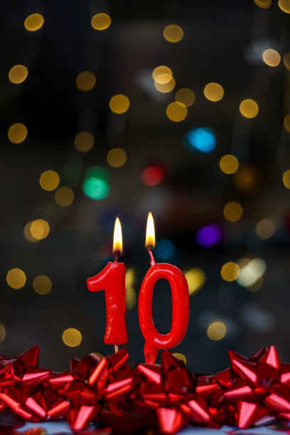 第10张生日或纪念日的快乐贺卡。这张图片是一系列不同数字燃烧蜡烛的照片的一部分，从1到100图片下载