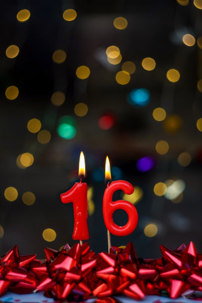 第16张生日或周年纪念日的快乐贺卡。这张图片是一系列不同数字燃烧蜡烛的照片的一部分，从1到100图片下载