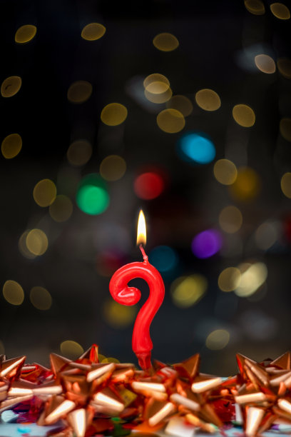 问号生日或周年纪念的快乐贺卡。这张照片是一系列不同数字燃烧蜡烛的照片的一部分，从1到100(包括这个问号)图片下载