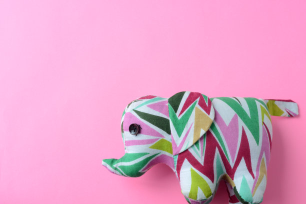 粉色背景上的大象，纯亮粉色背景上的玩具大象。图片下载