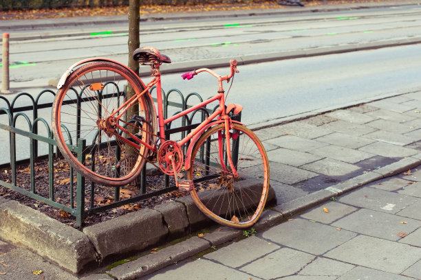 被遗忘的时髦的时髦的粉红色复古自行车在街上。图片下载