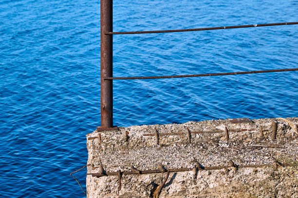 旧混凝土和金属结构图片下载