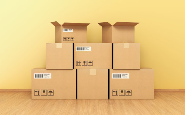 纸板箱在木地板前的黄色墙壁上stock photo图片下载