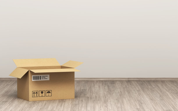 一个打开纸箱在木地板前的灰色墙壁股票照片图片下载