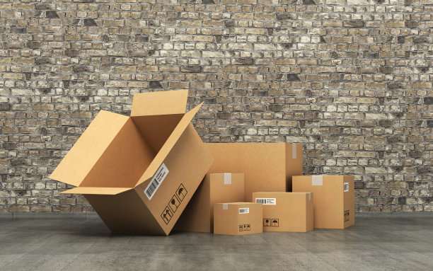纸箱在混凝土地板前的砖墙股票照片图片下载