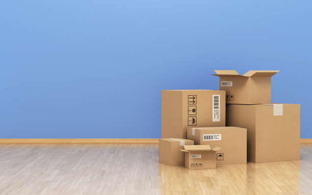 纸板箱在木地板前的蓝色墙壁stock photo图片下载