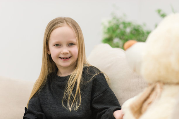 一个金发小女孩看着相机的照片。图片下载