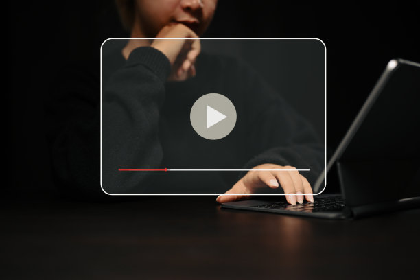 年轻女子使用电脑平板电脑观看在线视频流与播放按钮上的虚拟屏幕。图片下载