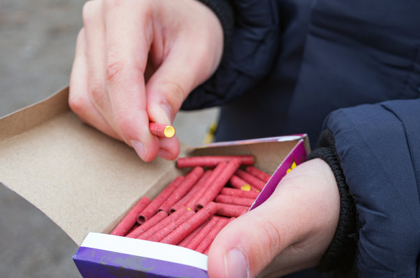 Petard或爆竹在一个男孩的手中。图片下载