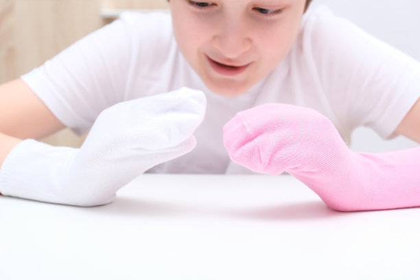 一名男孩创造性地用袜子手工制作木偶，在家庭影院表演图片下载