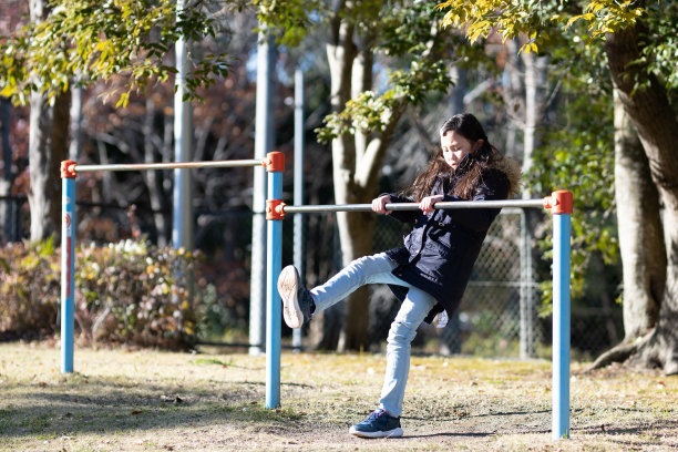 女孩在单杠上玩图片下载