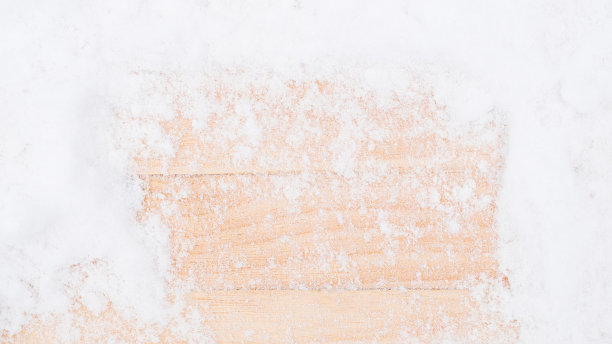 木雪。冬季木质纹理背景。圣诞板上有古老的乡村墙，白色的冰。顶部视图与复制空间。图片下载