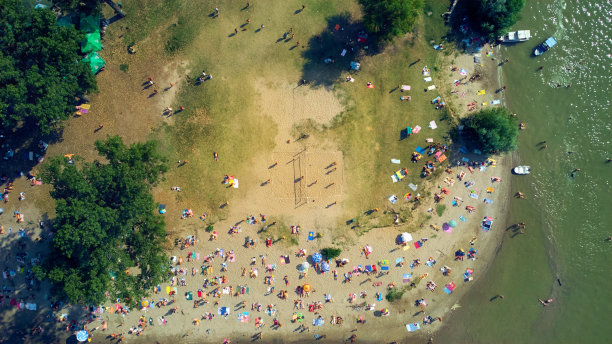 无人机拍摄的一个偏远岛屿河滩。图片下载