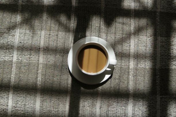 热咖啡放在我家靠近窗户的桌布上图片下载