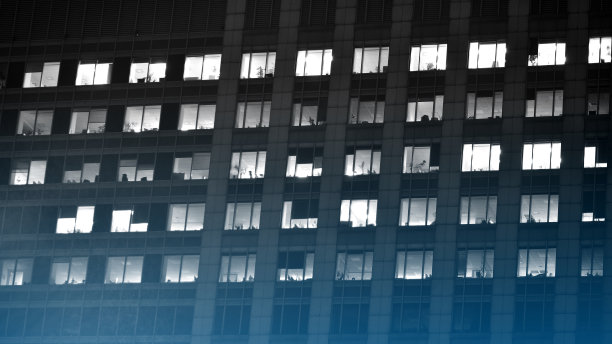 夜间企业建筑-商业概念。玻璃墙办公大楼。图片下载