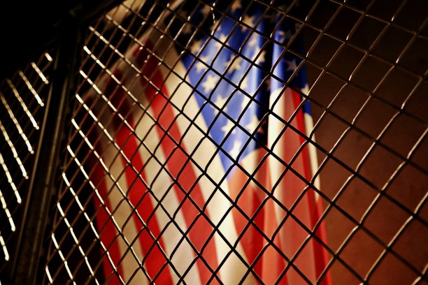 美国国旗在栅栏后面图片下载