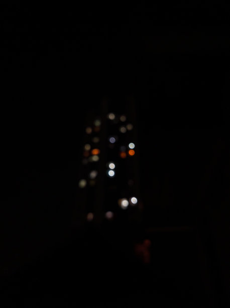 圆焦灯，在建筑的夜晚图片下载