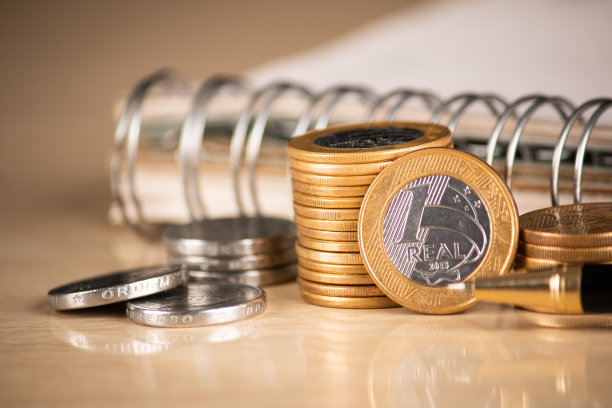 巴西的钱。硬币从巴西。一堆巴西硬币。特写照片。金融与巴西经济概念图片下载