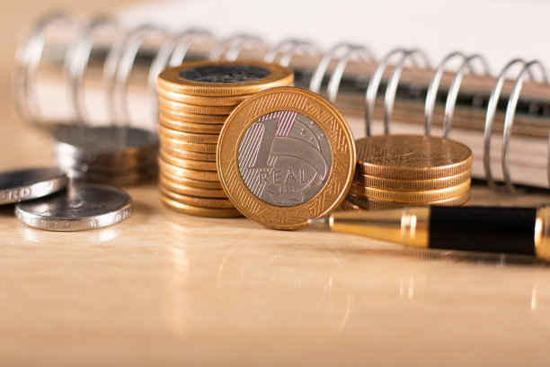 巴西的钱。硬币从巴西。一堆巴西硬币。特写照片。金融与巴西经济概念图片下载