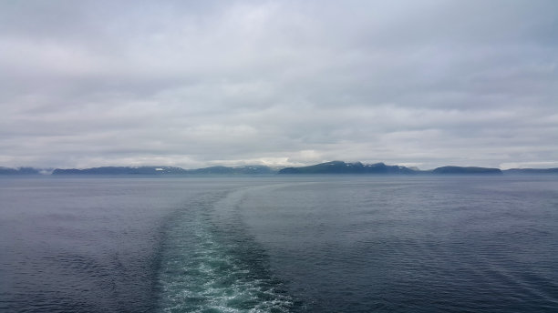 特隆赫姆令人惊叹的海洋和山脉景观图片下载