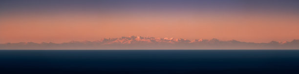 黄昏时从科西嘉岛眺望阿尔卑斯山图片下载