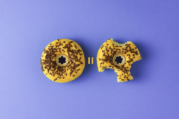 以淡紫色为背景的创意音乐概念。以音乐磁带形式出现的甜甜圈。图片下载