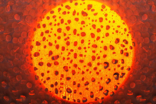 太阳在冰冻的玻璃上发光图片下载