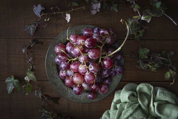 串葡萄。用葡萄和深色木制背景的静物摄影。图片下载