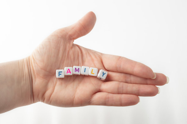 家庭概念字来自人类手中的立方体图片下载