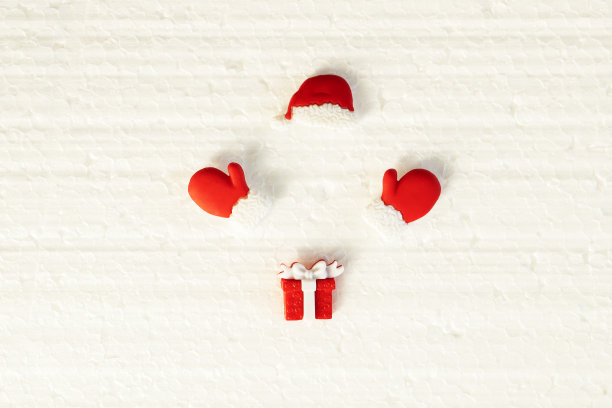 消失的圣诞老人，圣诞手套和帽子与礼物在白色的背景，新年的概念图片下载