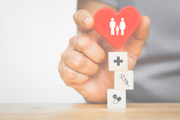 老人手握红心，红心上有家庭标志，红心上有健康医学标志图片下载