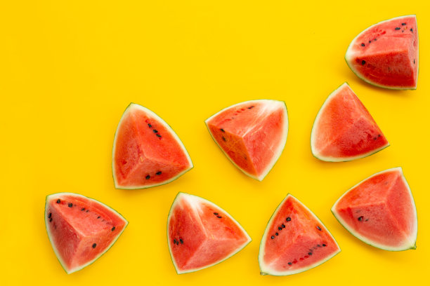 黄色背景上的西瓜。俯视图图片下载