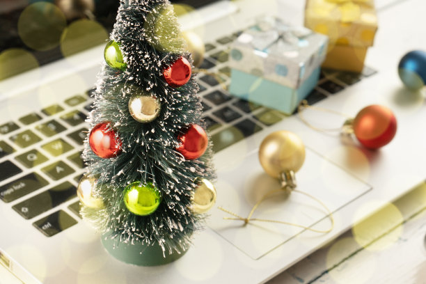 在工作场所庆祝圣诞节和新年图片下载