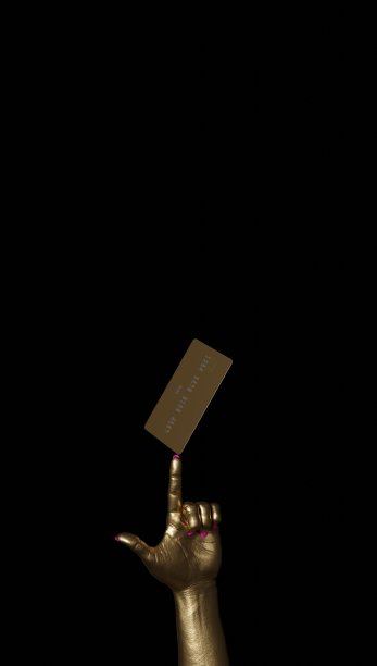 一个女人的手拿着一张卡片，做着付款的手势。模型的模板。图片下载