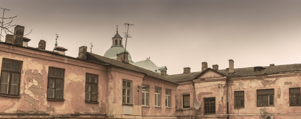 从市中心老房子的院子里看。旧公寓的墙壁。图片下载