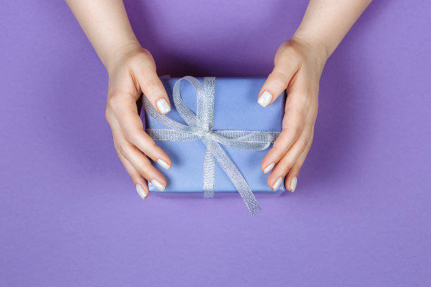 一件紫色背景的礼物图片下载