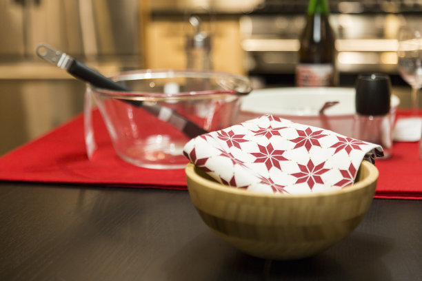 桌布和木碗放在桌子上图片下载