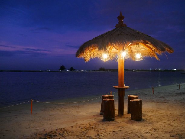 海滩城市海景酒吧和餐厅图片下载