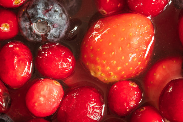 冷冻混合草莓，蓝莓，覆盆子和蔓越莓在水特写图片下载