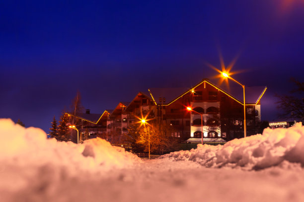 晚上滑雪胜地班斯科，保加利亚，雪冬天图片下载