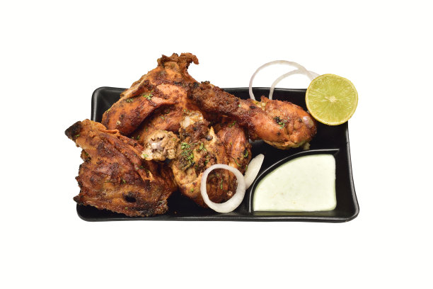 烤鸡在盘子孤立的白色背景与修剪路径图片下载