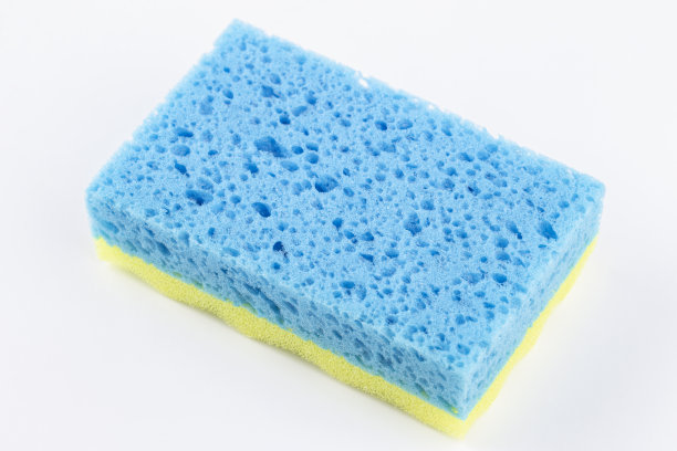 白色背景上的人造纤维海绵。图片下载