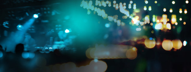 剪影的人在酒吧或酒吧聚会在晚上蓝色绿色的旗帜背景图片下载