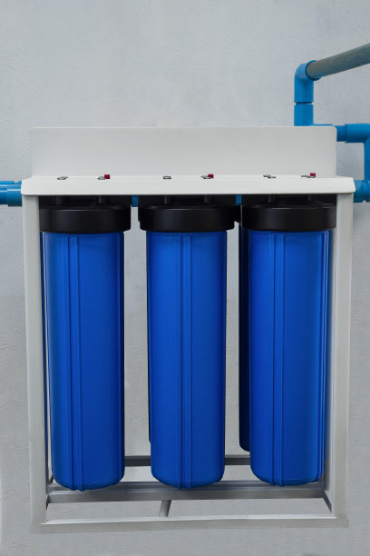 白色背景上的水过滤器外壳。饮用水系统。家用渗透净水过滤器。健康的生活方式。图片下载