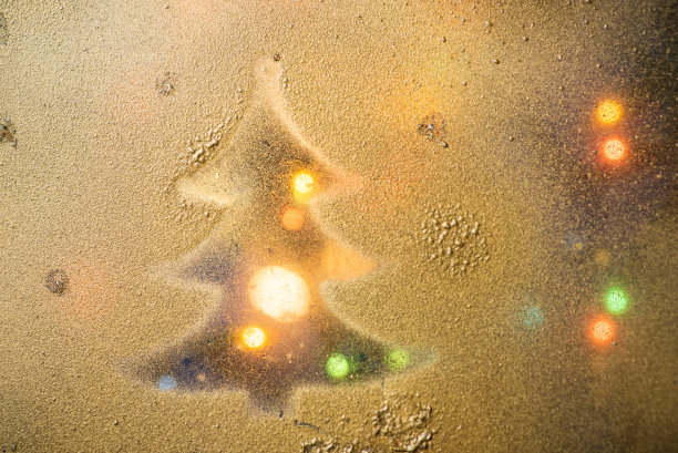 新年的象征是一棵圣诞树和星星在金色的背景上图片下载